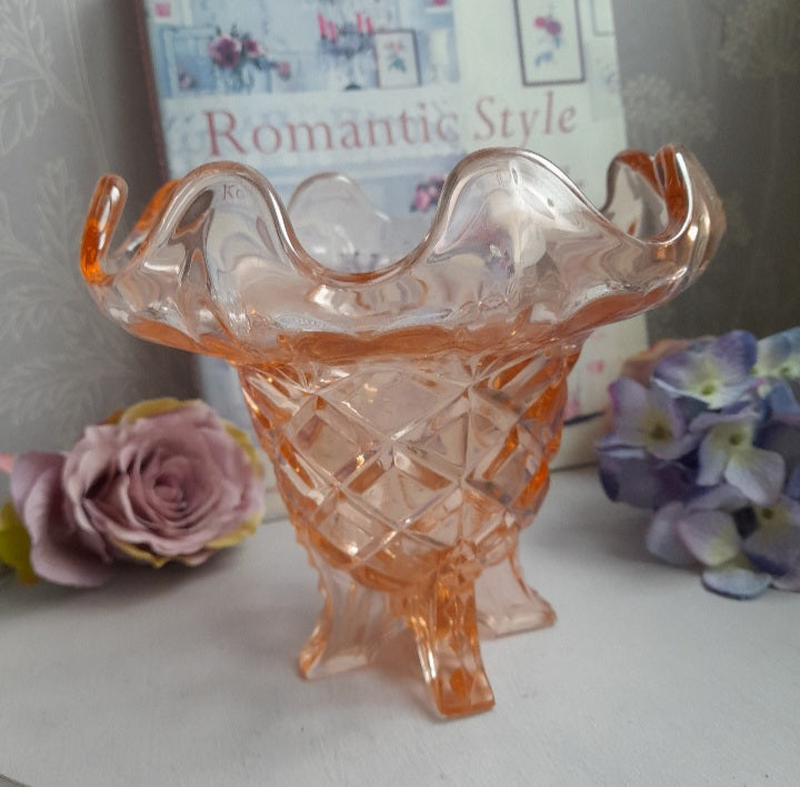 Stunning Sowerby Pink Blush Glass Footed Vase With Scalloped Rim