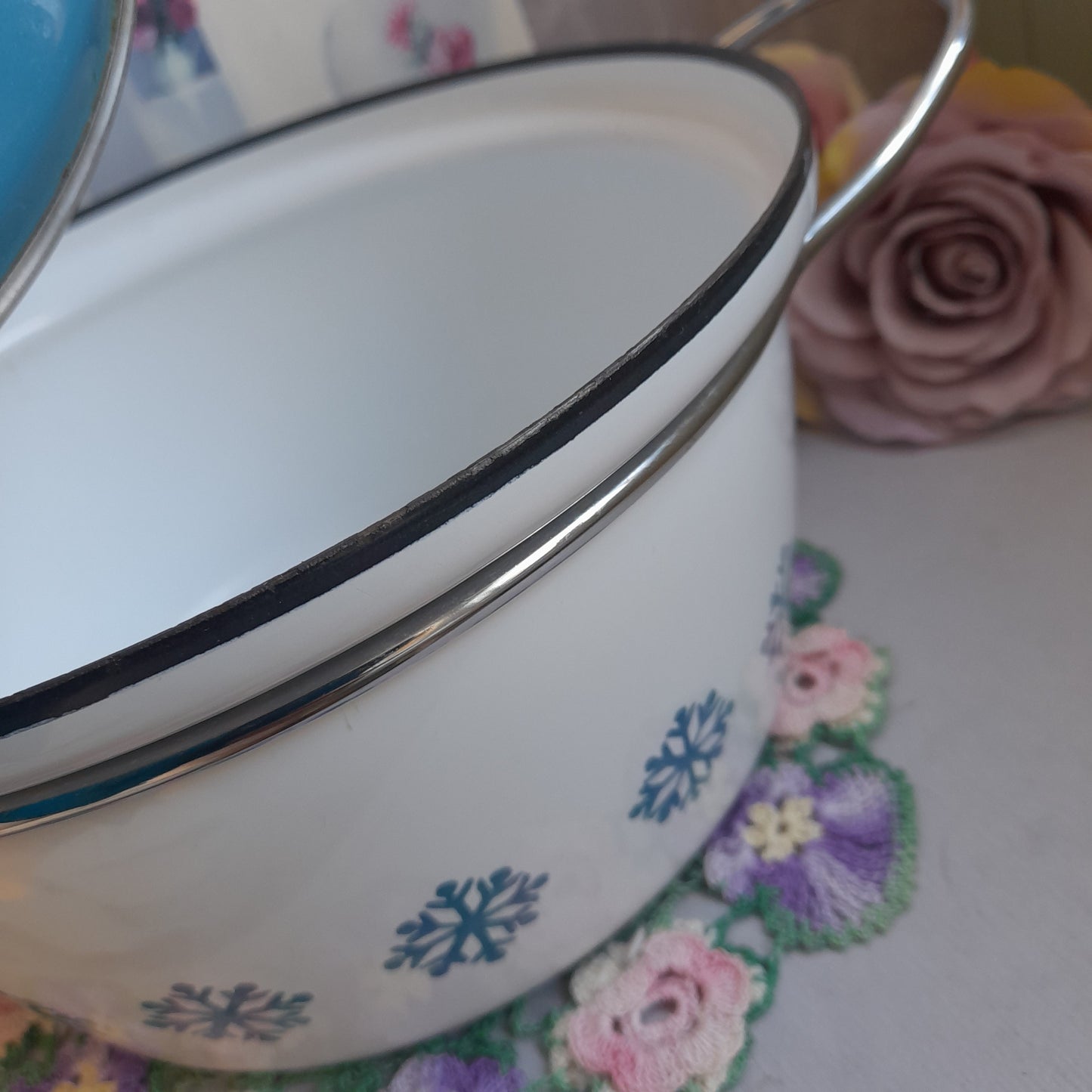 Vintage Cathrine Holm ‘Snowflake’ Enamel Casserole Dish in Aqua & White Unused