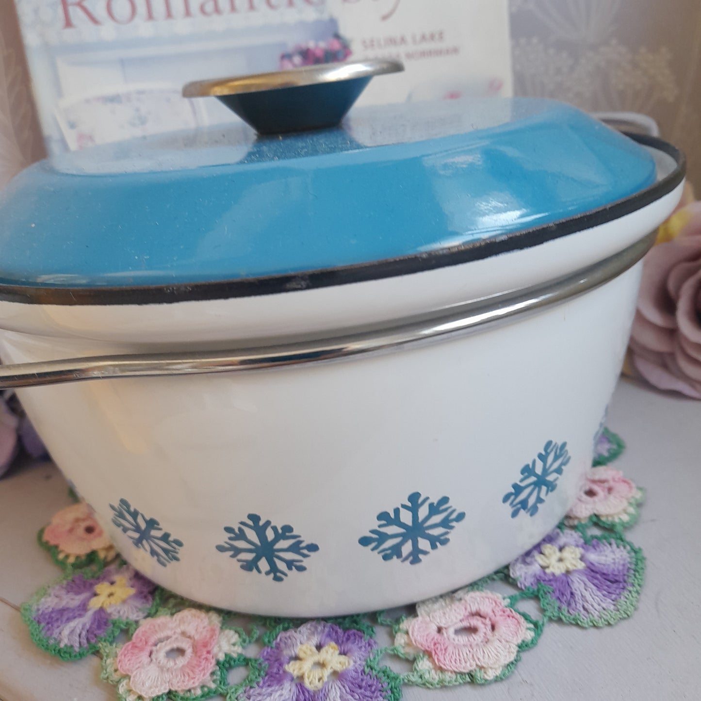 Vintage Cathrine Holm ‘Snowflake’ Enamel Casserole Dish in Aqua & White Unused
