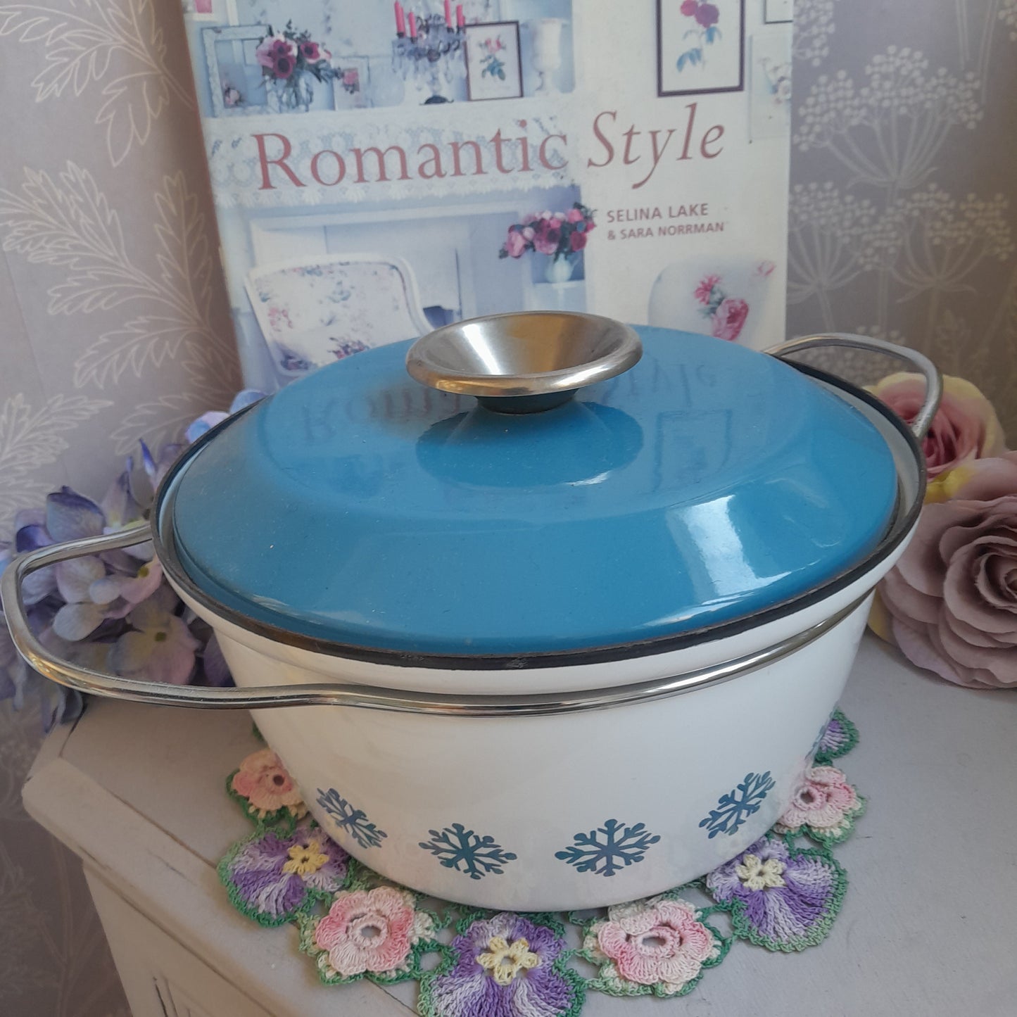 Vintage Cathrine Holm ‘Snowflake’ Enamel Casserole Dish in Aqua & White Unused