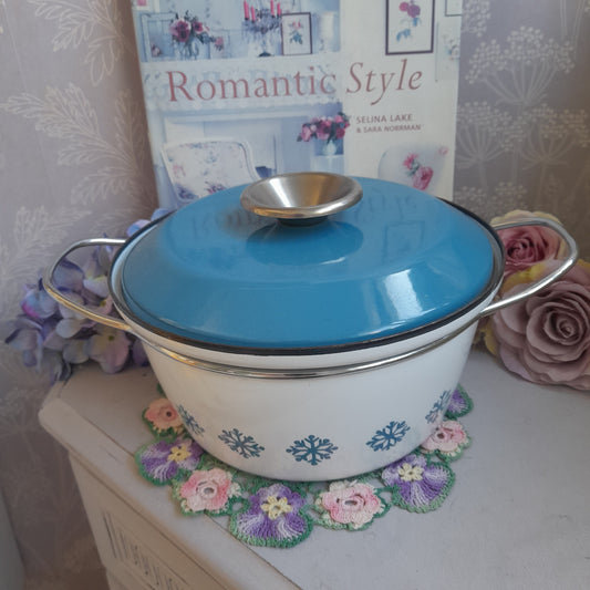 Vintage Cathrine Holm ‘Snowflake’ Enamel Casserole Dish in Aqua & White Unused