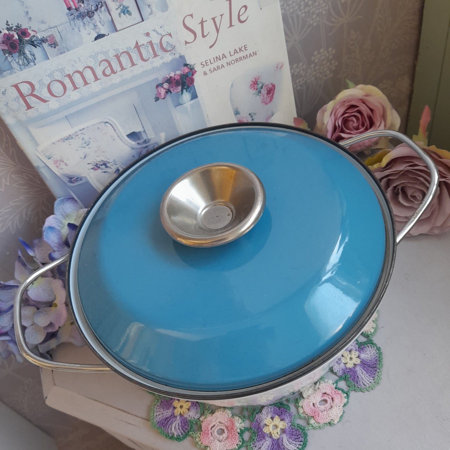 Vintage Cathrine Holm ‘Snowflake’ Enamel Casserole Dish in Aqua & White Unused