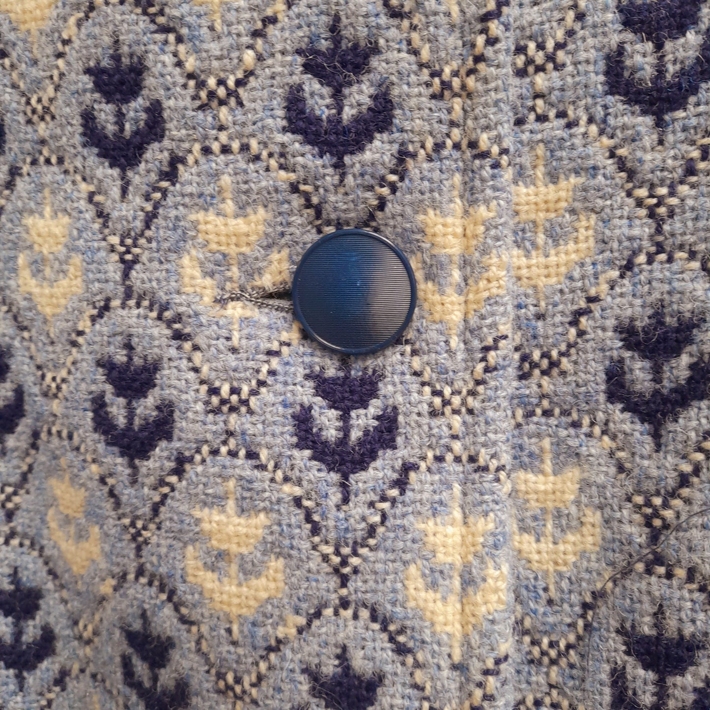 Vintage Welsh Tapestry Coat in Blue, Navy & White in Brynkir Mill Tulip Design Size 18/20