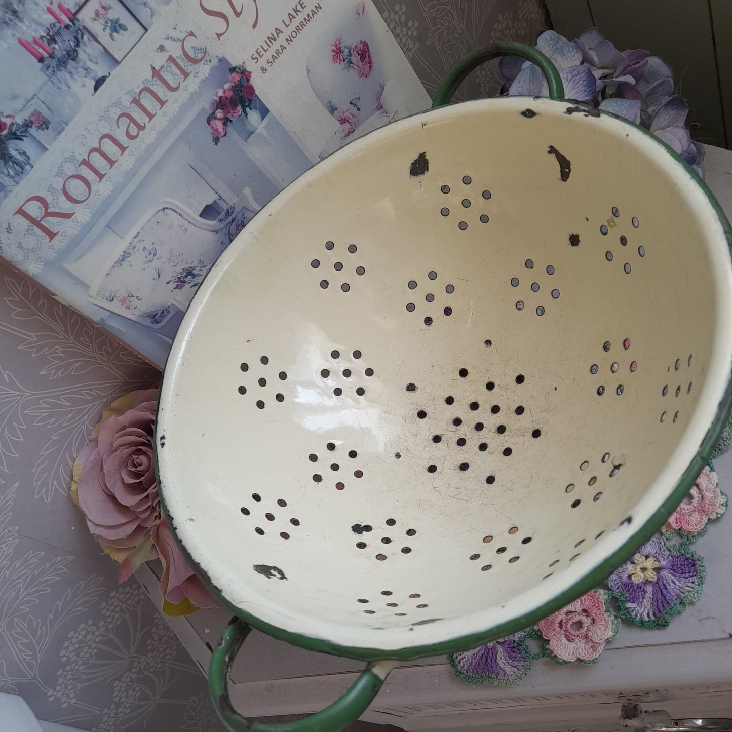 Enamel Colander, Footed Colander, Round Strainer, Farm Kitchen Decor, Metal Colander Vintage, Country Cottage Kitchen, Vintage Enamelware