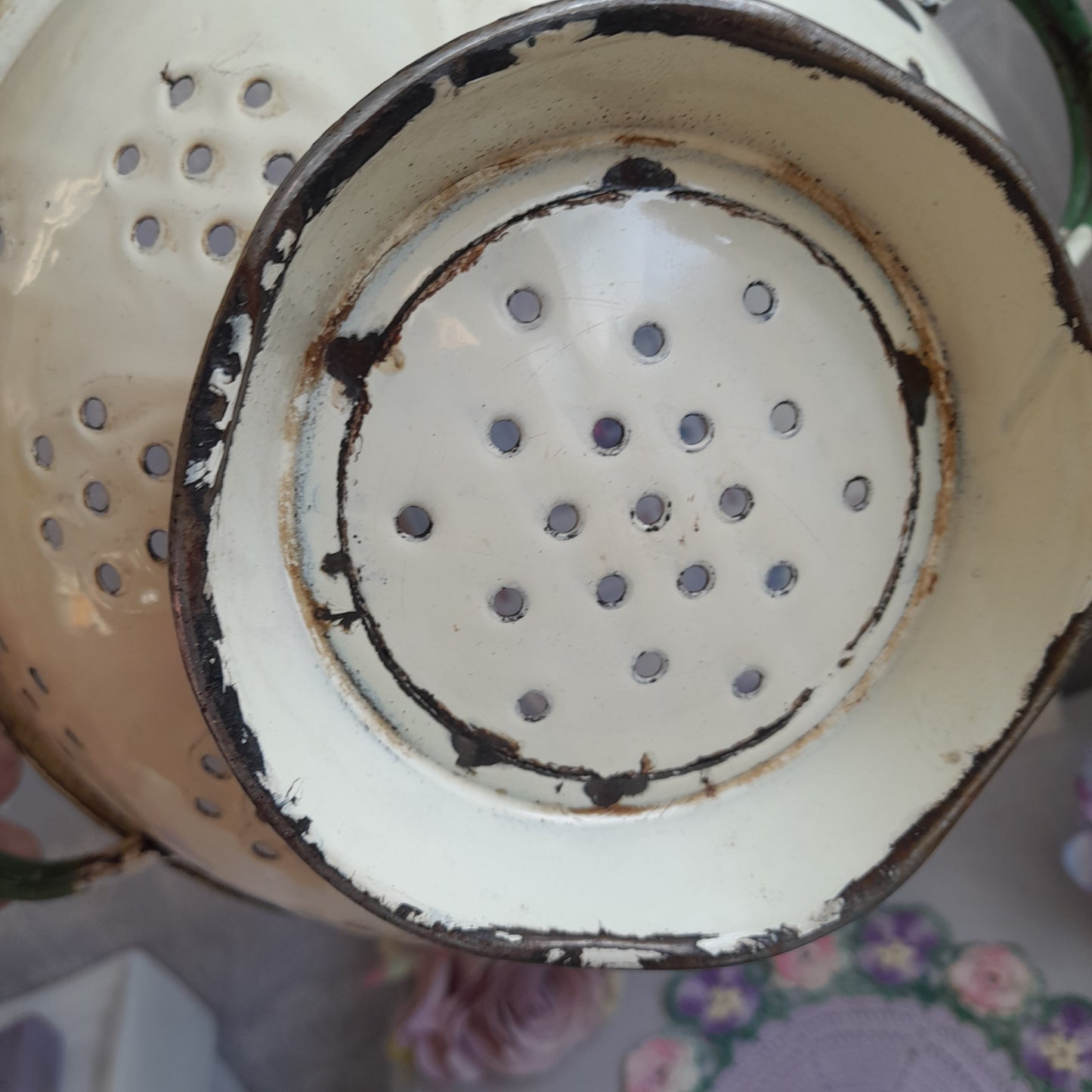 Enamel Colander, Footed Colander, Round Strainer, Farm Kitchen Decor, Metal Colander Vintage, Country Cottage Kitchen, Vintage Enamelware