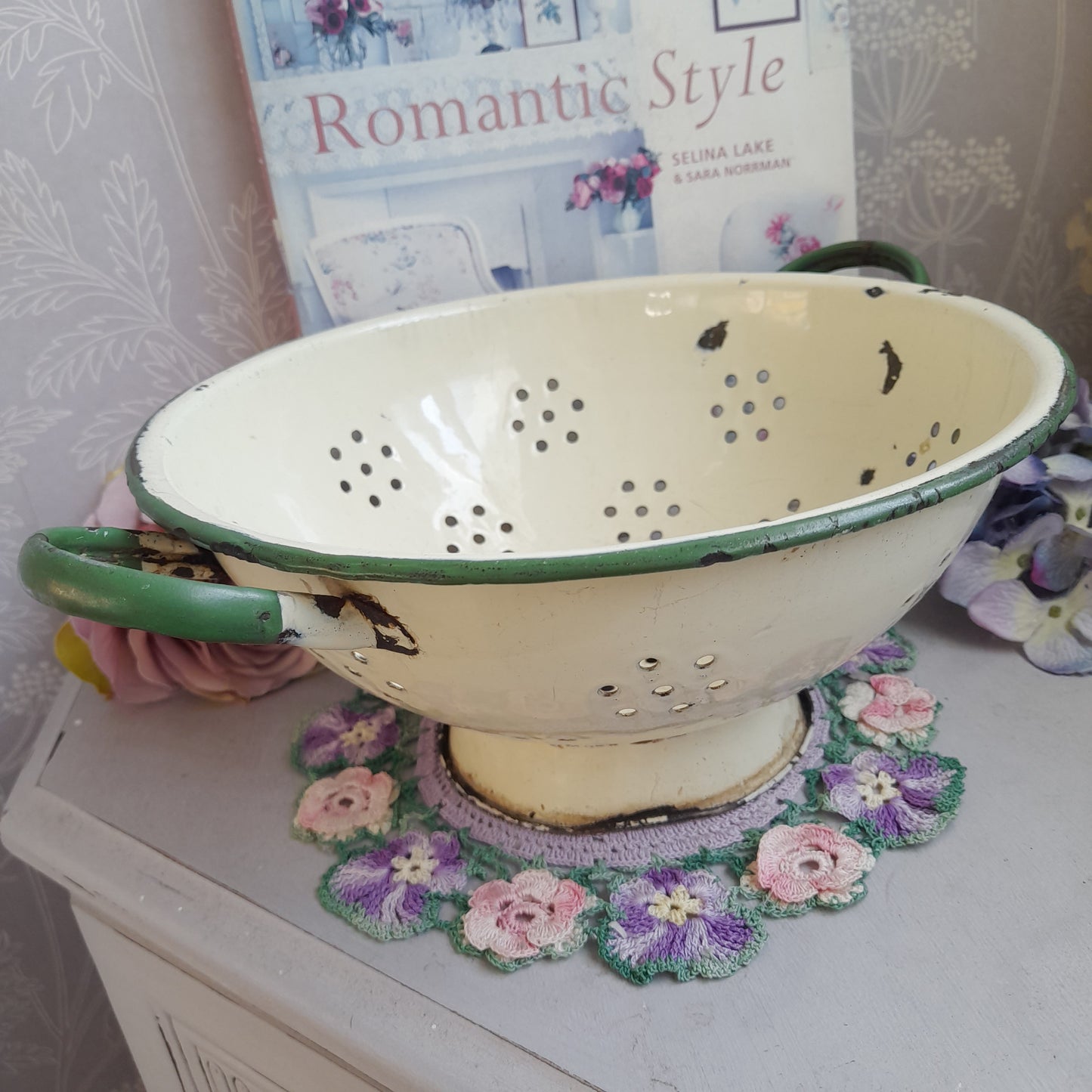 Enamel Colander, Footed Colander, Round Strainer, Farm Kitchen Decor, Metal Colander Vintage, Country Cottage Kitchen, Vintage Enamelware