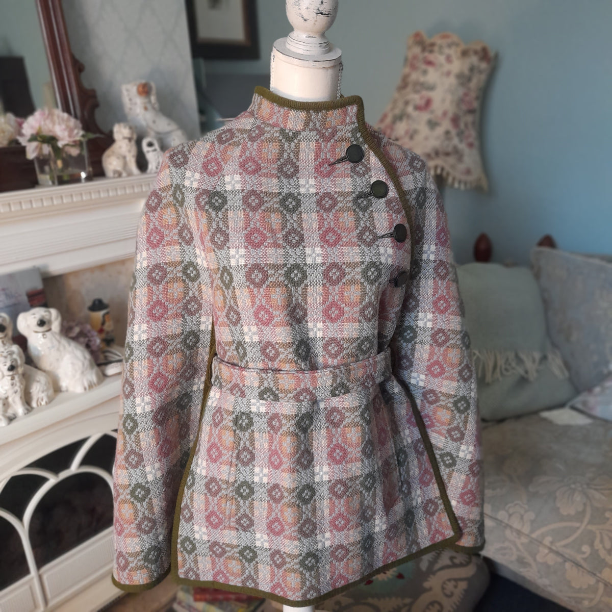 Vintage Welsh Tapestry Cape/Poncho in Grey, Pink, Green & Cream by Trefriw Woollen Mill Size 8/10