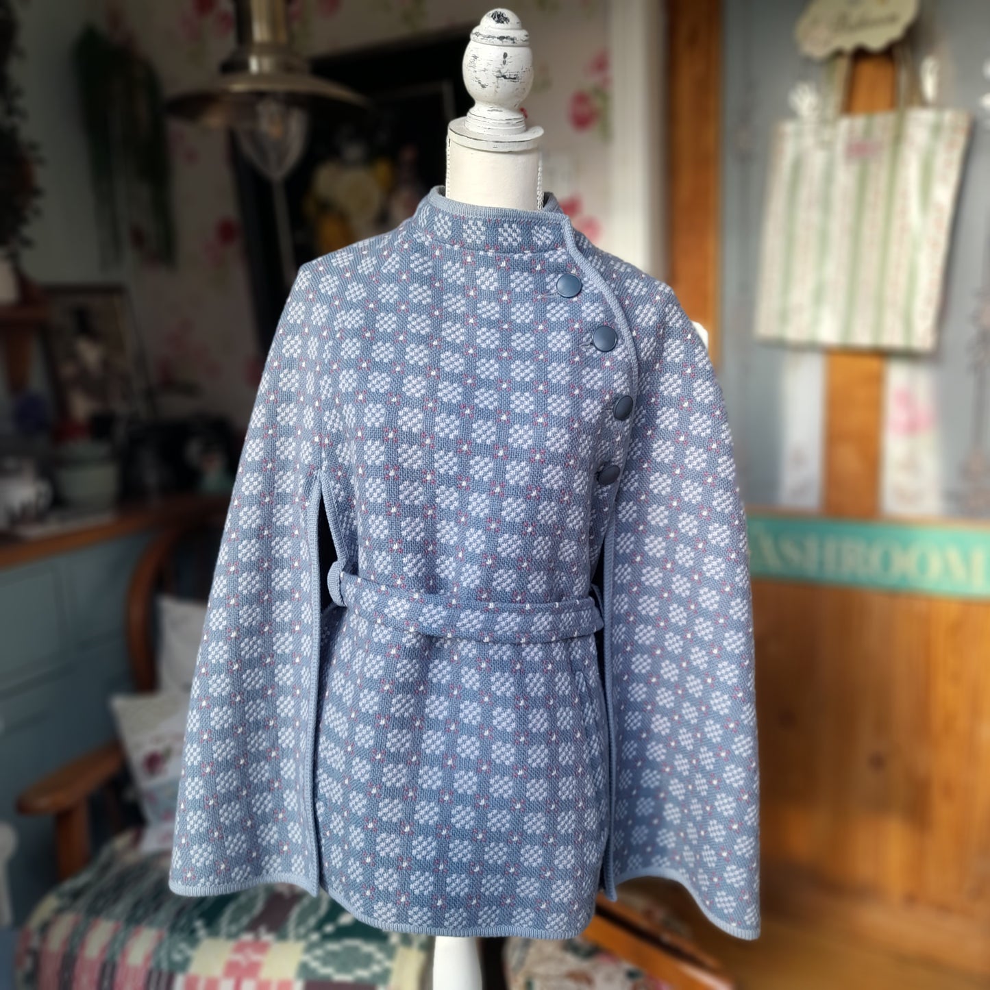 Vintage Welsh Tapestry Cape in Grey & Pink by Trefriw Woollen Mill