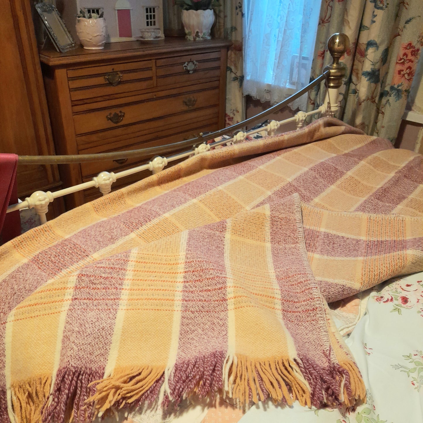 Vintage Welsh Wool Blanket/Carthen in Pale Peach, Burgundy  & Cream Speckled Checks