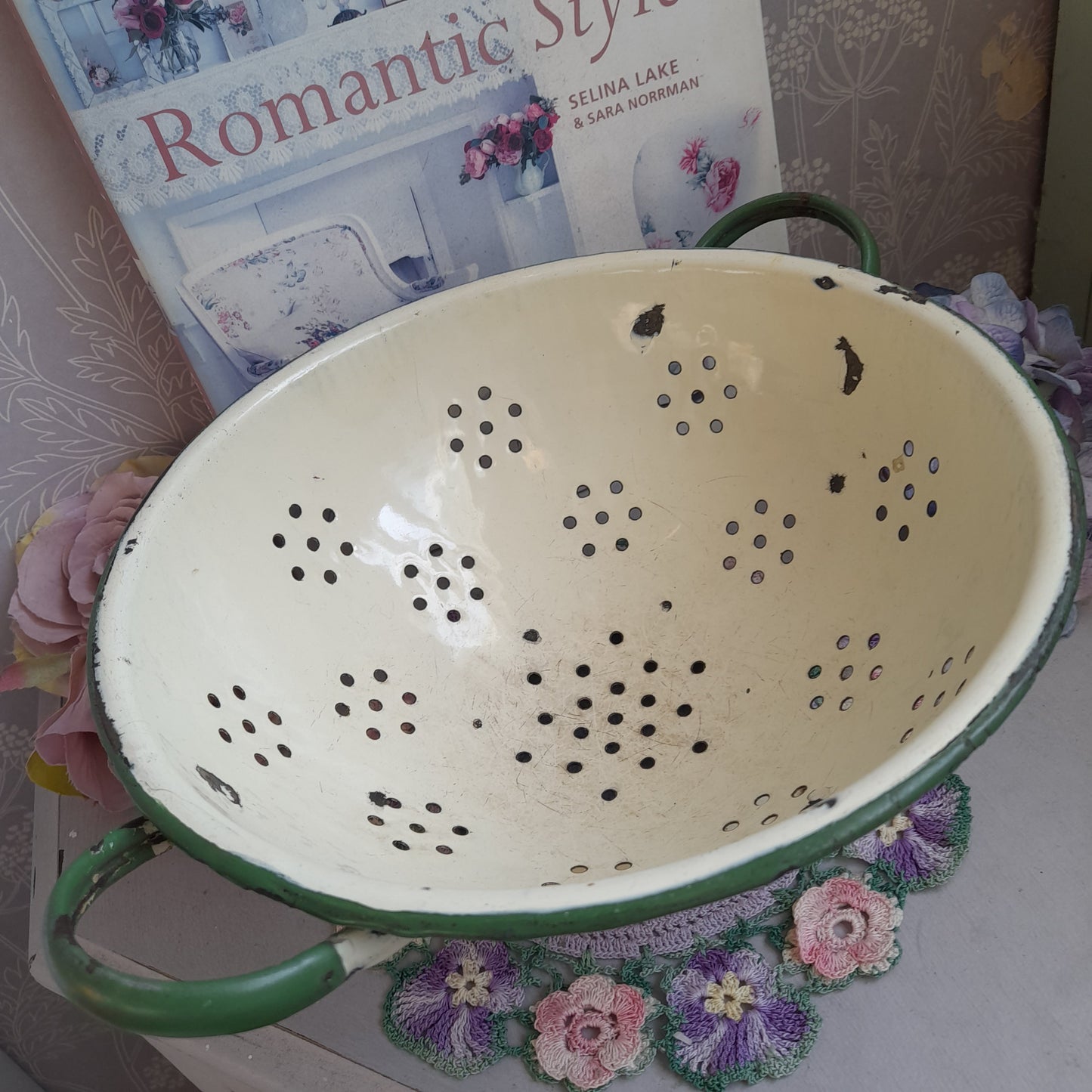 Enamel Colander, Footed Colander, Round Strainer, Farm Kitchen Decor, Metal Colander Vintage, Country Cottage Kitchen, Vintage Enamelware