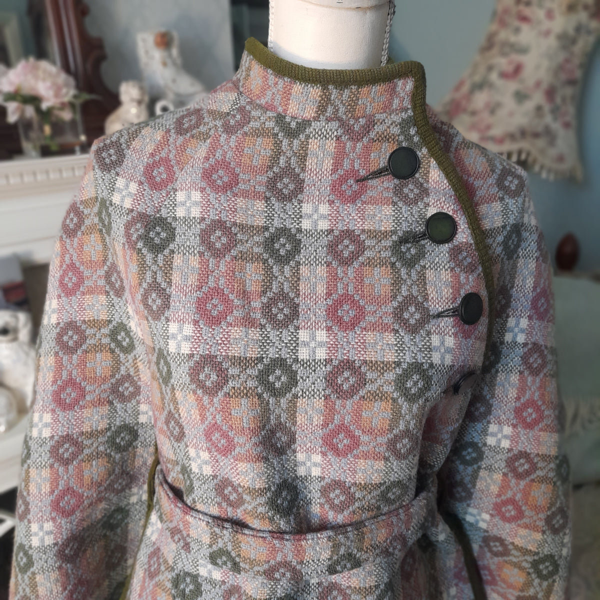 Vintage Welsh Tapestry Cape/Poncho in Grey, Pink, Green & Cream by Trefriw Woollen Mill Size 8/10
