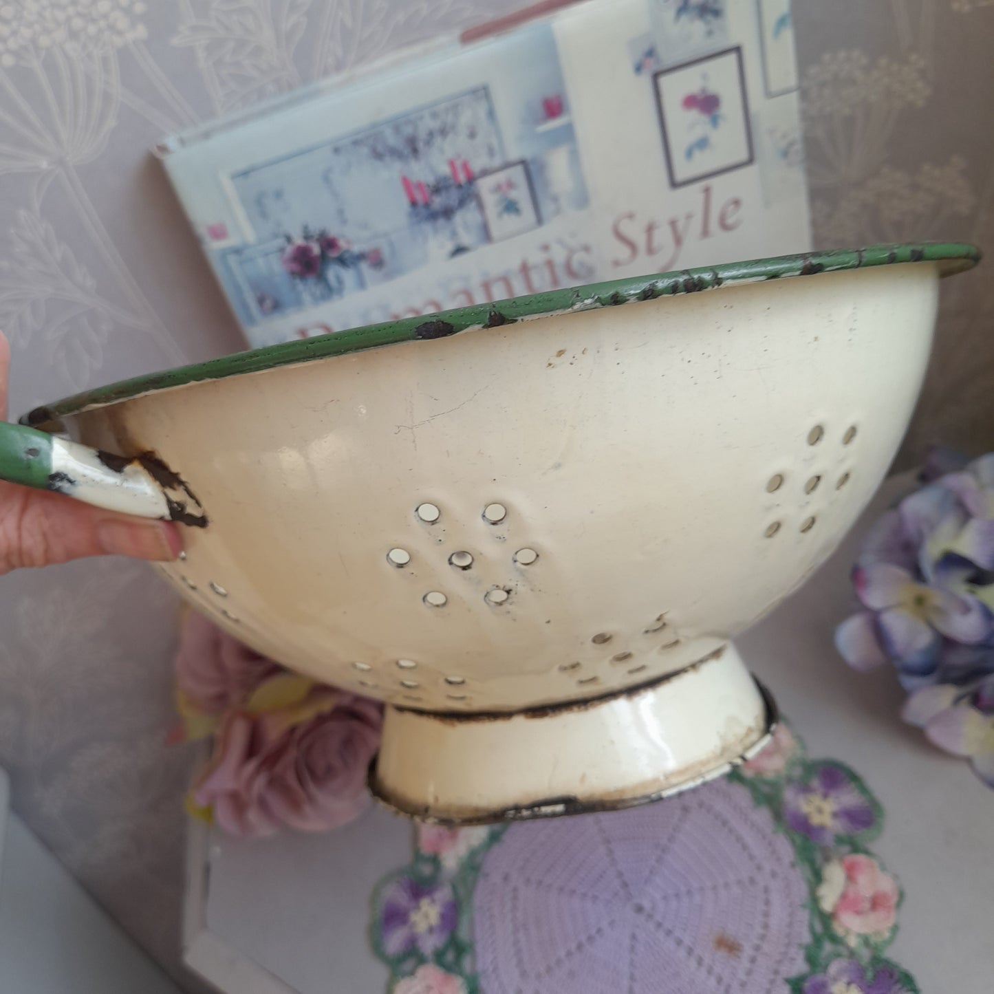 Enamel Colander, Footed Colander, Round Strainer, Farm Kitchen Decor, Metal Colander Vintage, Country Cottage Kitchen, Vintage Enamelware